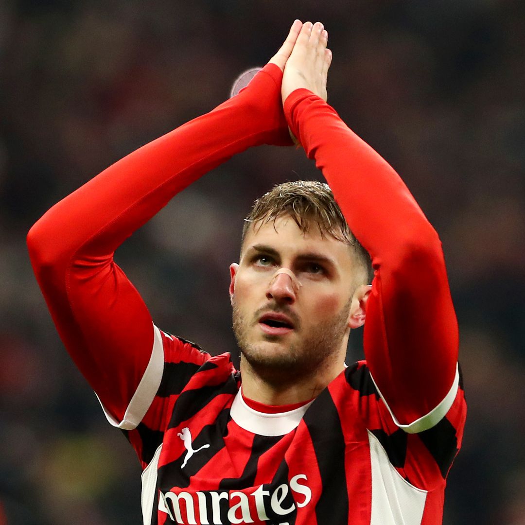 Santiago Gimenez con la camiseta del AC Milan